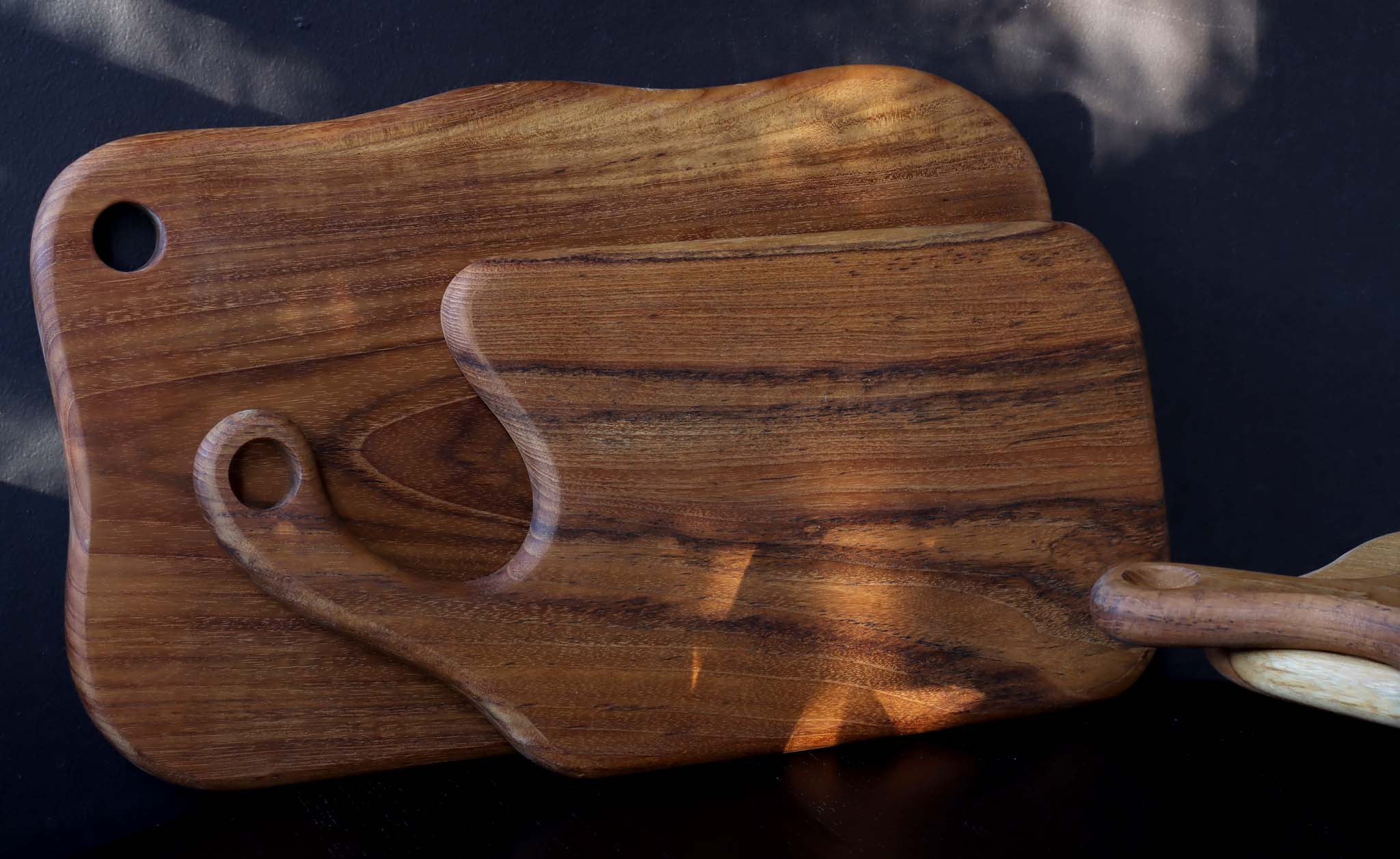 Teak round handle cutting board